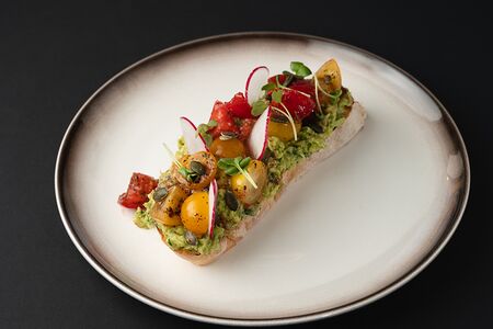 Брускетта с авокадо и томатами