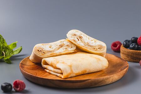 Два блина с творогом и изюмом