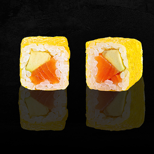 Ролл с лососем в маменори