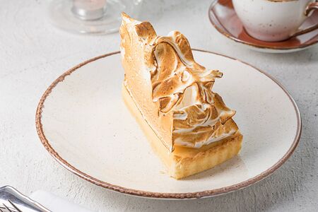 Пирог лимонный с белковым кремом