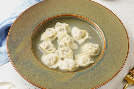 Пельмени в бульоне