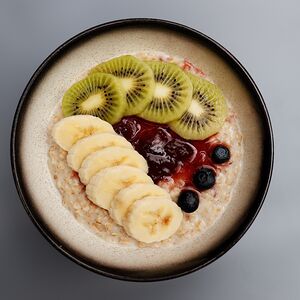 Каша овсяная с фруктами и клубничным вареньем