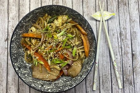 Удон со свининой в соусе черный перец