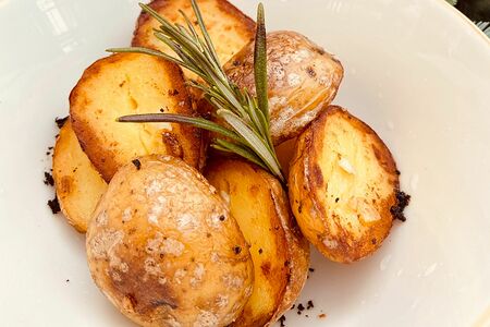 Мини-картофель с чесноком и розмарином