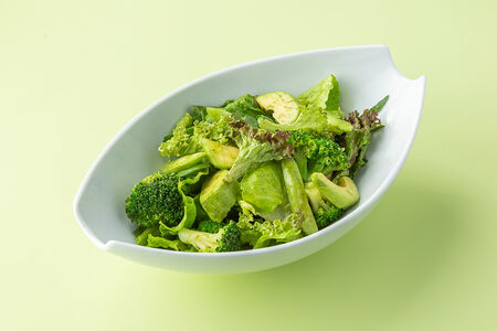 Зеленый салат с брокколи и авокадо