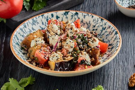 Салат с хрустящими баклажанами и томатами