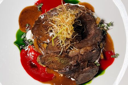 Телячьи щечки с жарехой из картофеля