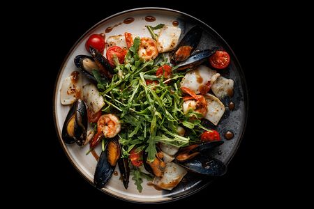 Тёплый салат с морепродуктами