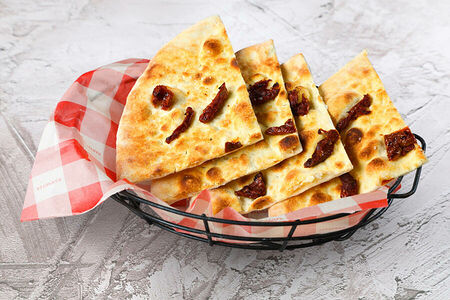 Фокачча с вялеными томатами