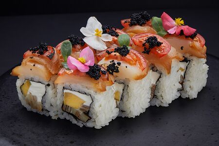 Ролл №44 с опаленным гребешком, манго, сливочным сыром