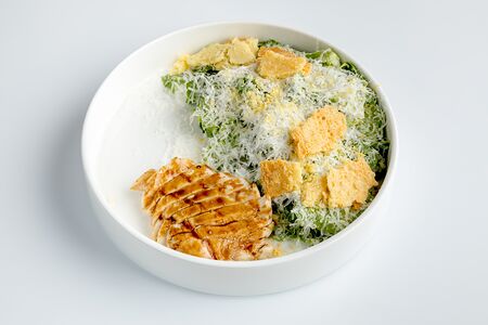 Салат Цезарь с курой и крекерами из пармезана