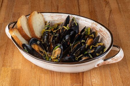 Мидии на кокосовом молоке с устричным соусом