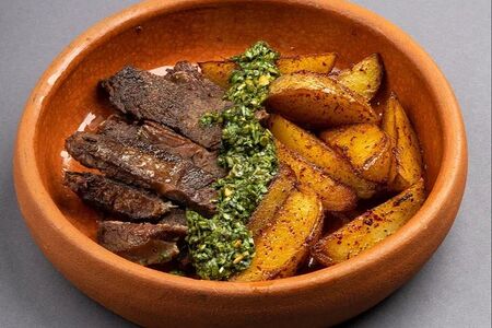 Стейк с картофельными дольками с соусом чимичурри