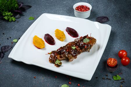 Филе ягненка в сливовом соусе