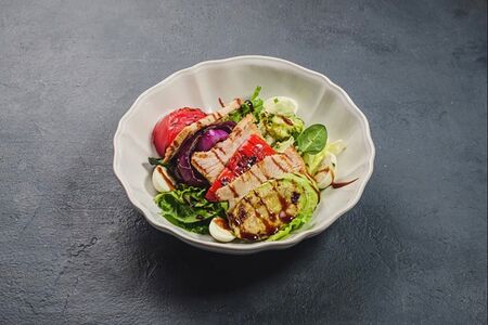 Гриль-салат с индейкой и овощами