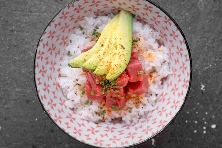 Поке с острым тунцом