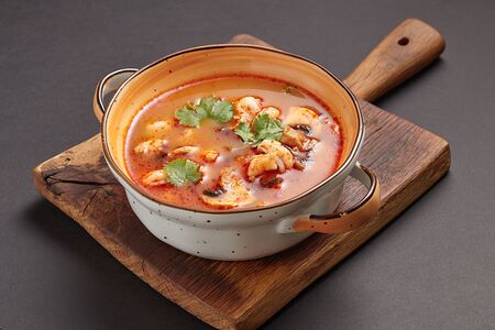 Том ям с морепродуктами