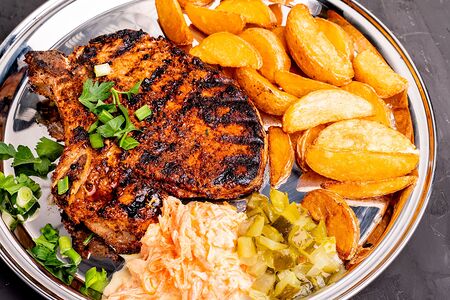 Стейк из свинины на гриле с гарниром 