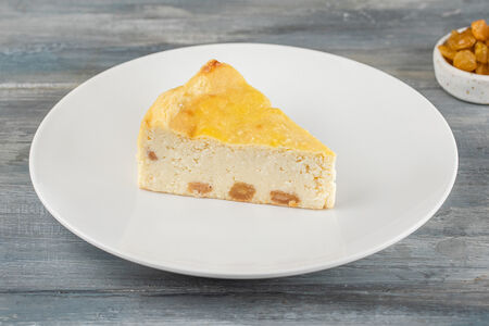 Запеканка творожная с изюмом