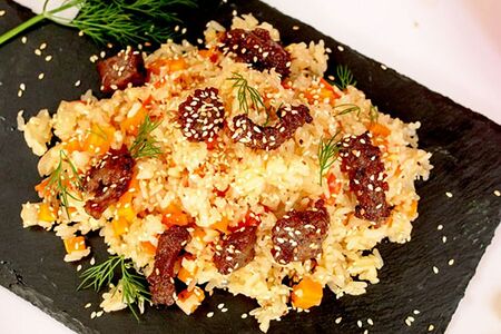 Жареный рис со свининой чили