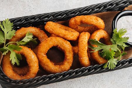 Луковые кольца с соусом тартар с беконом