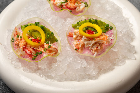 Камчатский краб с гуакамоле из авокадо на редьке