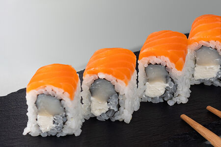 Ролл Филадельфия с семгой и гребешком