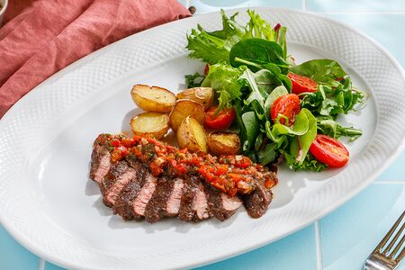 Стейк-салат с молодым картофелем