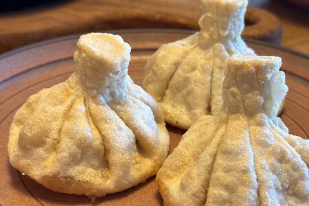 Хинкали, жаренные с курицей и грибами