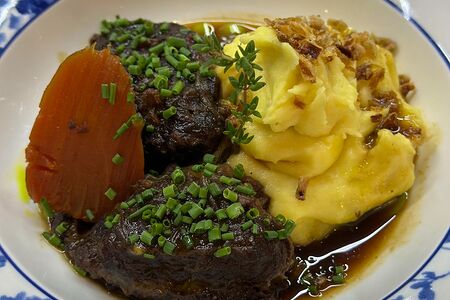 Щечки с картофельным пюре и сыром дорблю