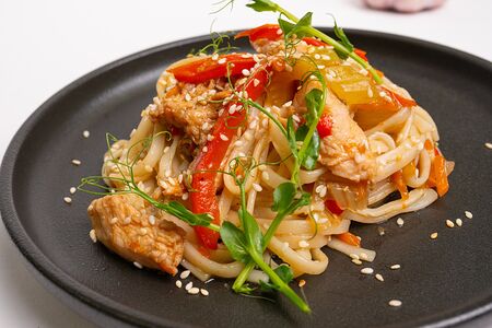 Удон с курицей и овощами