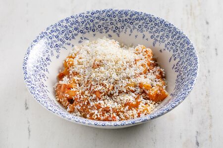 Ригатони с рагу из ягненка с копченым сыром