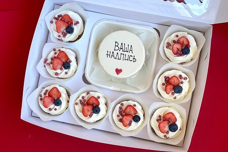 Комбо набор - Бенто торт с вашей надписью и 8 капкейков с ягодами