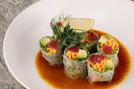 Свежие роллы с тунцом и авокадо