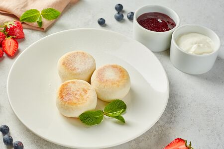 Сырники творожные со сметаной и джемом