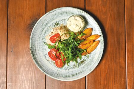 Запеченная треска с картофелем и томатами черри