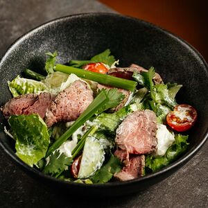 Салат с ростбифом и ореховым соусом