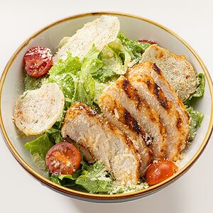 Цезарь с запеченным куриным филе