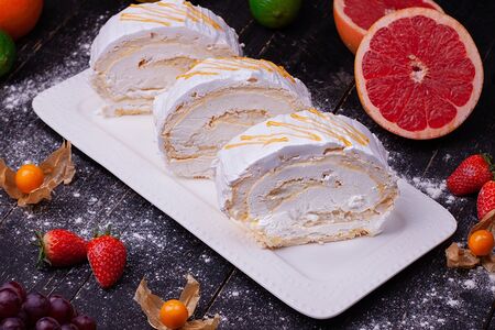 Меренговый рулет с лимоном