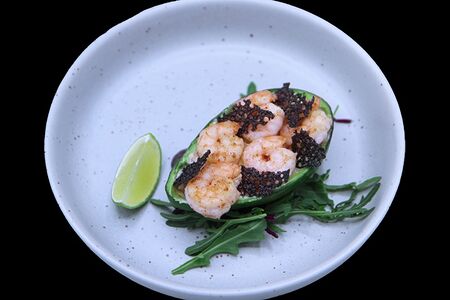 В авокадо с креветками