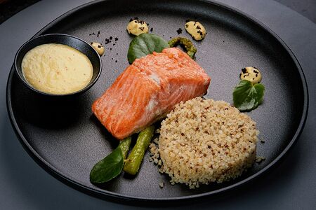 Стейк из лосося с киноа