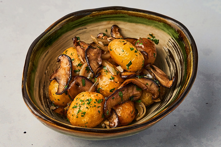 Жареный картофель с грибами