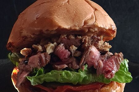 Бургер с ростбифом из мраморной говядины