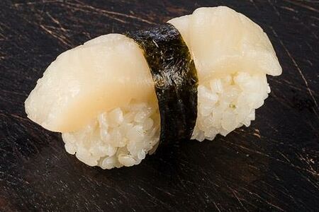 Суши с гребешком