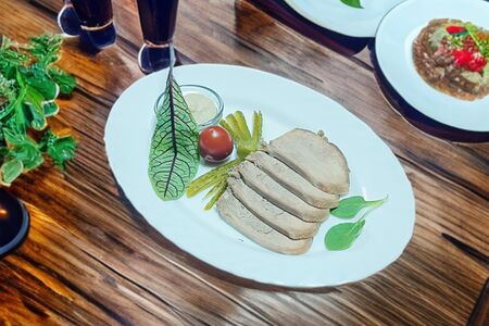 Отварной говяжий язык с хреном