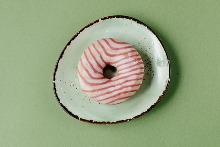 Донат малиновый