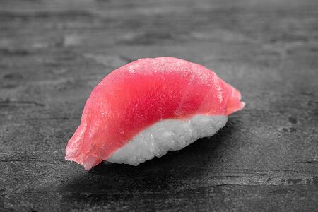 Суши с тунцом