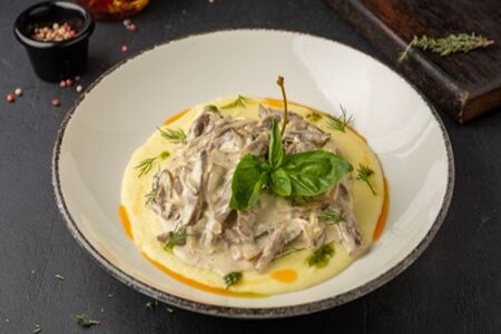 Бефстроганов из телячьего языка с картофельным пюре