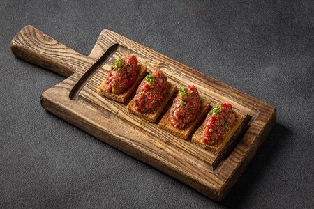 Тартар из мраморной говядины с горчичным майо