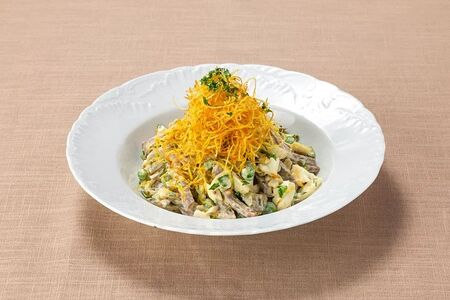 Салат с говяжьим языком и маринованными огурцами